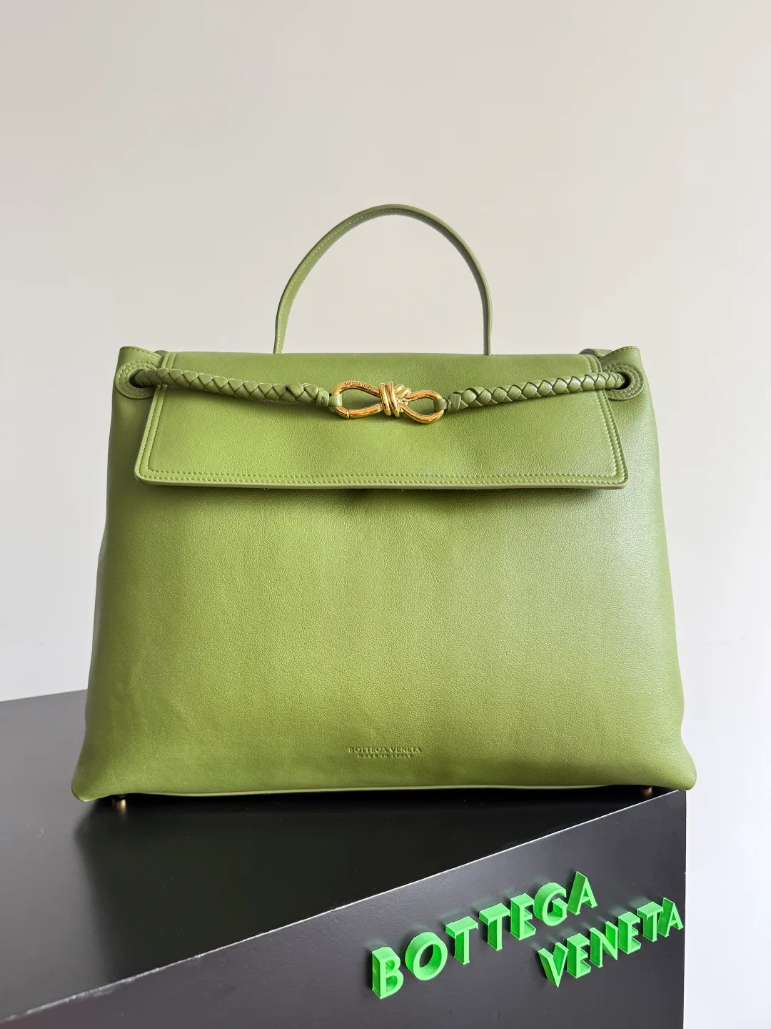 Batch 3160 BottegaVeneta Latest Ciao Ciao Bag Silky cowhide two-way flap handbag with signature twist detail, hidden hook closure, flap can be fastened to the front or attached to the INTRECCIATO woven internal pocket, comes with an adjustable and removable crossbody strap, internal compartment, and also features a zippered pocket. The surprise flap has various shapes. Style 1 - Cover the bag surface, exposing the knot and knot decoration. Style 2 - Place the flap inside the bag. A buckle is also designed. Style 3 - The U-shaped position of the top handle in the hand bag. Style No.: 826195 Size: 42*32*15cm